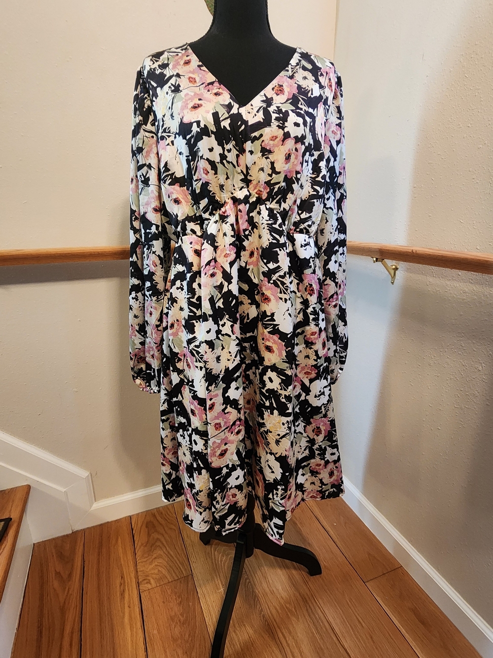torrid Black Floral V-Neck Long Sleeve Midi Dress Size 0 NWT